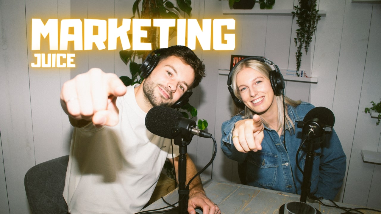 Marketing Juice Podcast hosts Seb en Juul wijzen naar de camera