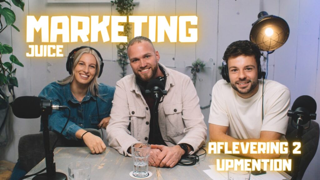 Podcasthosts Seb en Juul zitten samen met Geerten van Upmention op de podcast set om te praten over campagne op Linkedin