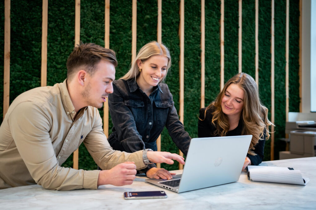 Online marketeers aan het werk met data, campagnes en online marketingkanalen