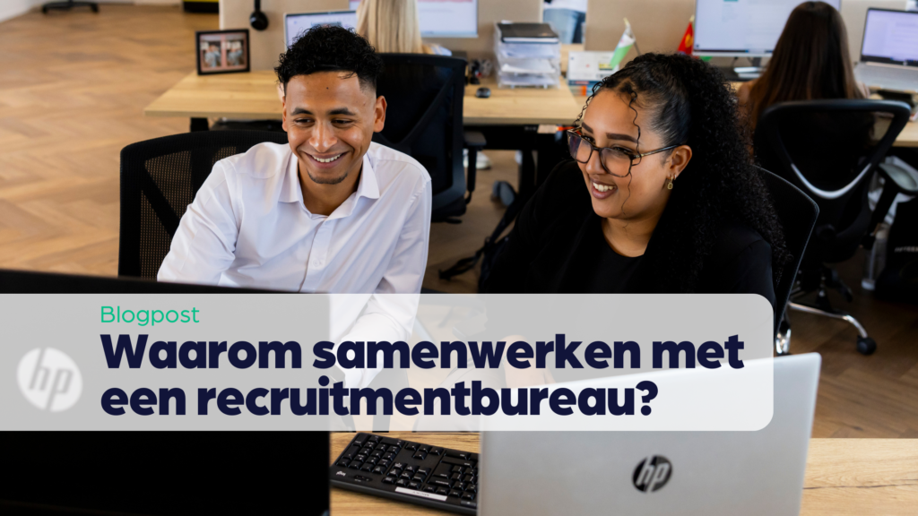 Een man en een vrouw zitten glimlachend achter een computer op een kantoor. De tekst over de afbeelding luidt: 'Blogpost - Waarom samenwerken met een recruitmentbureau?' met een HP-logo links in de afbeelding.