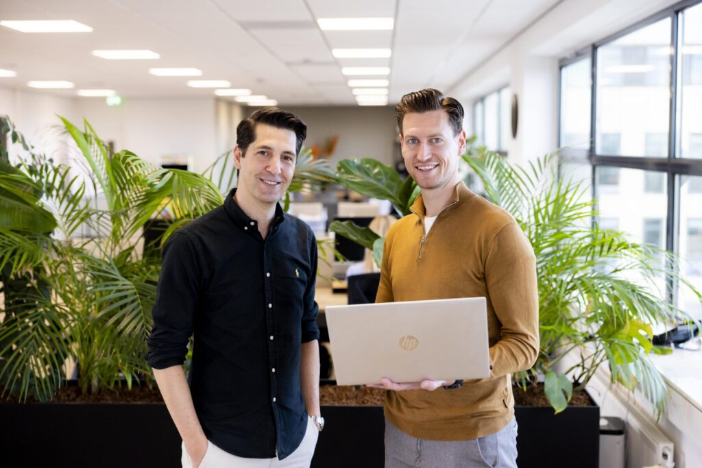 Digital marketeer die digitale campagnes analyseert en optimaliseert